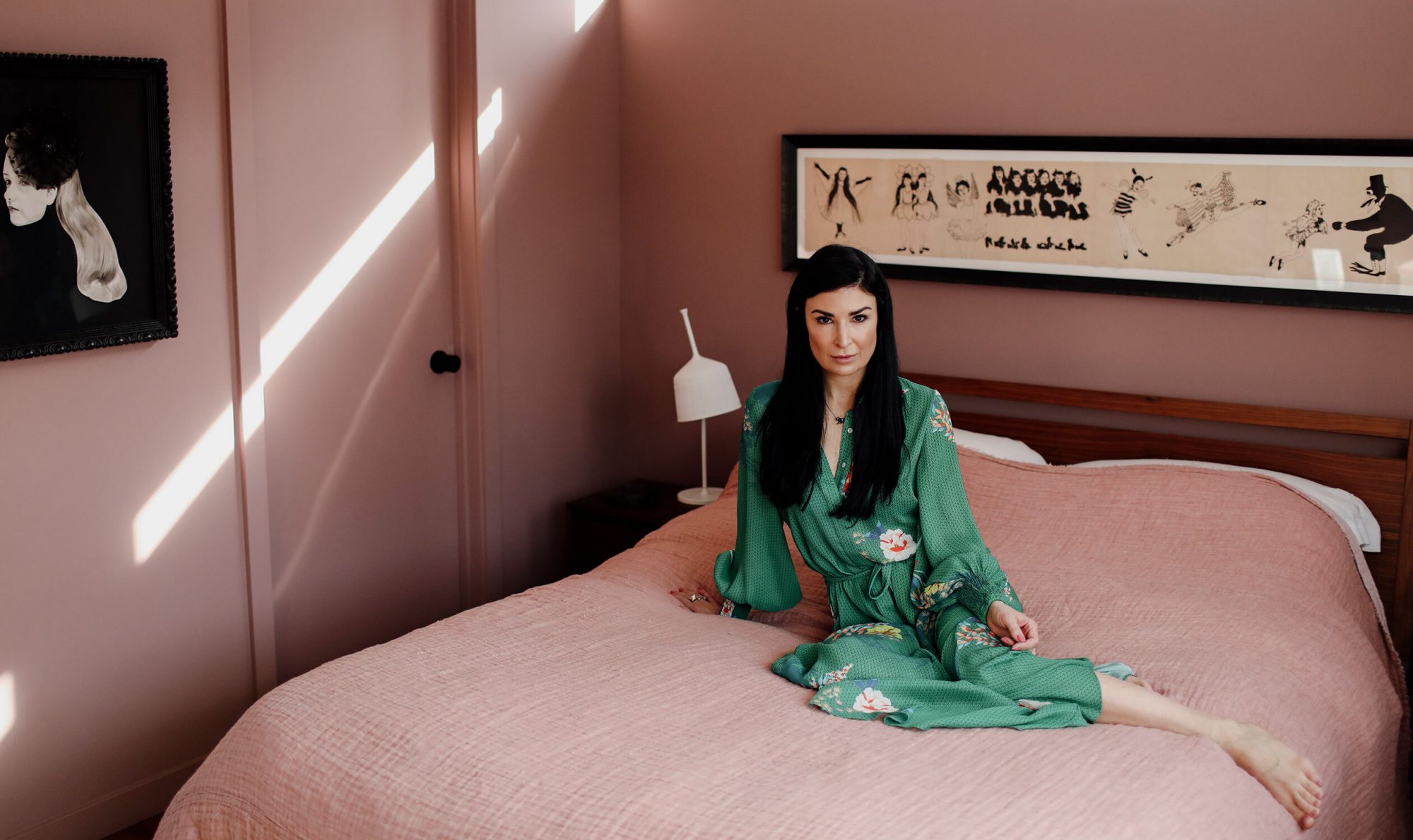 Stylish pink bedroom 