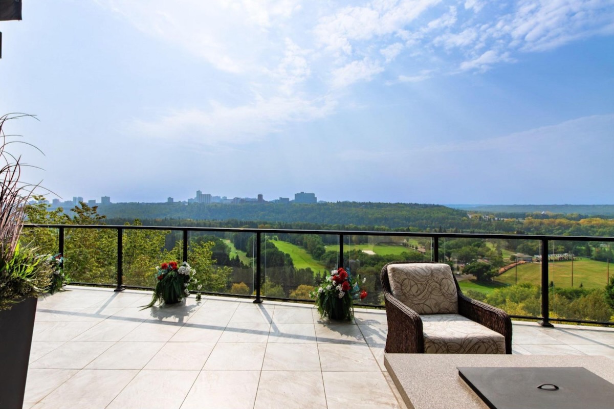 3_Balcony
