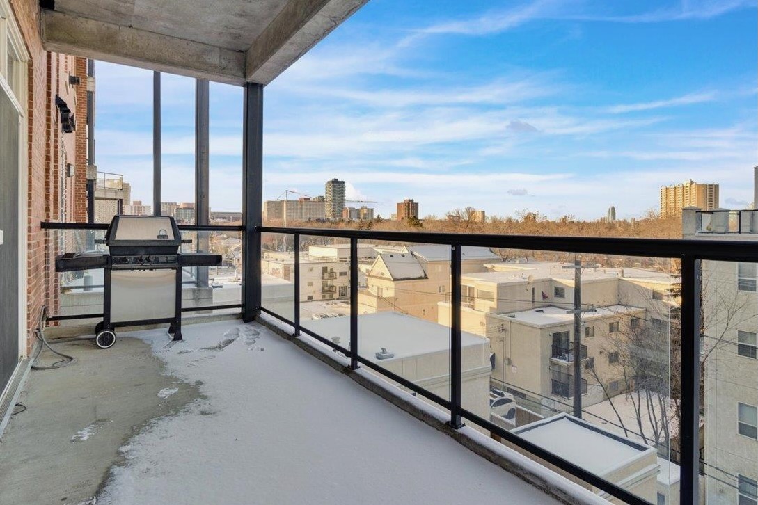 3_Balcony