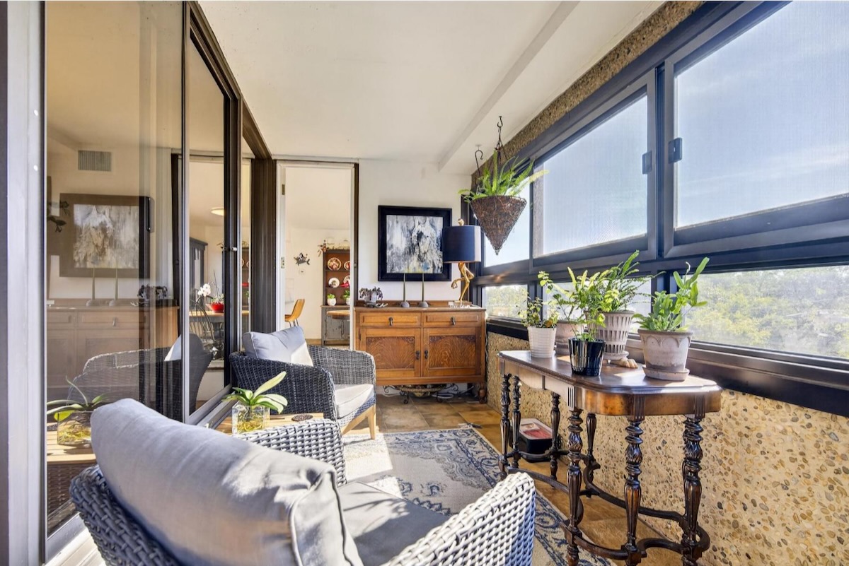 4_Balcony