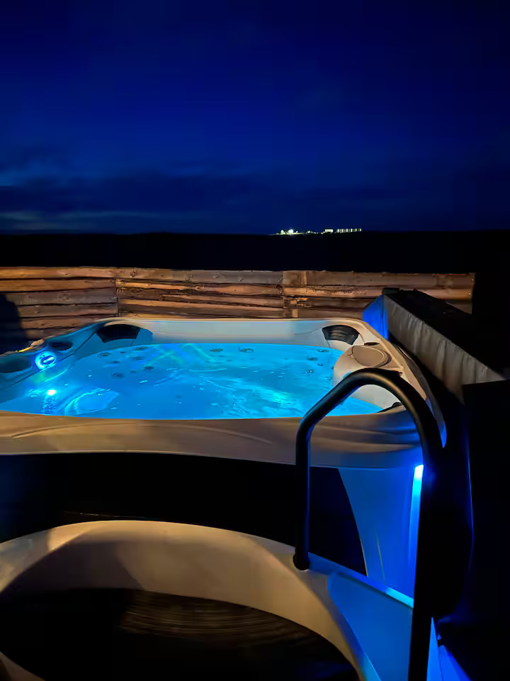 7_Hot tub