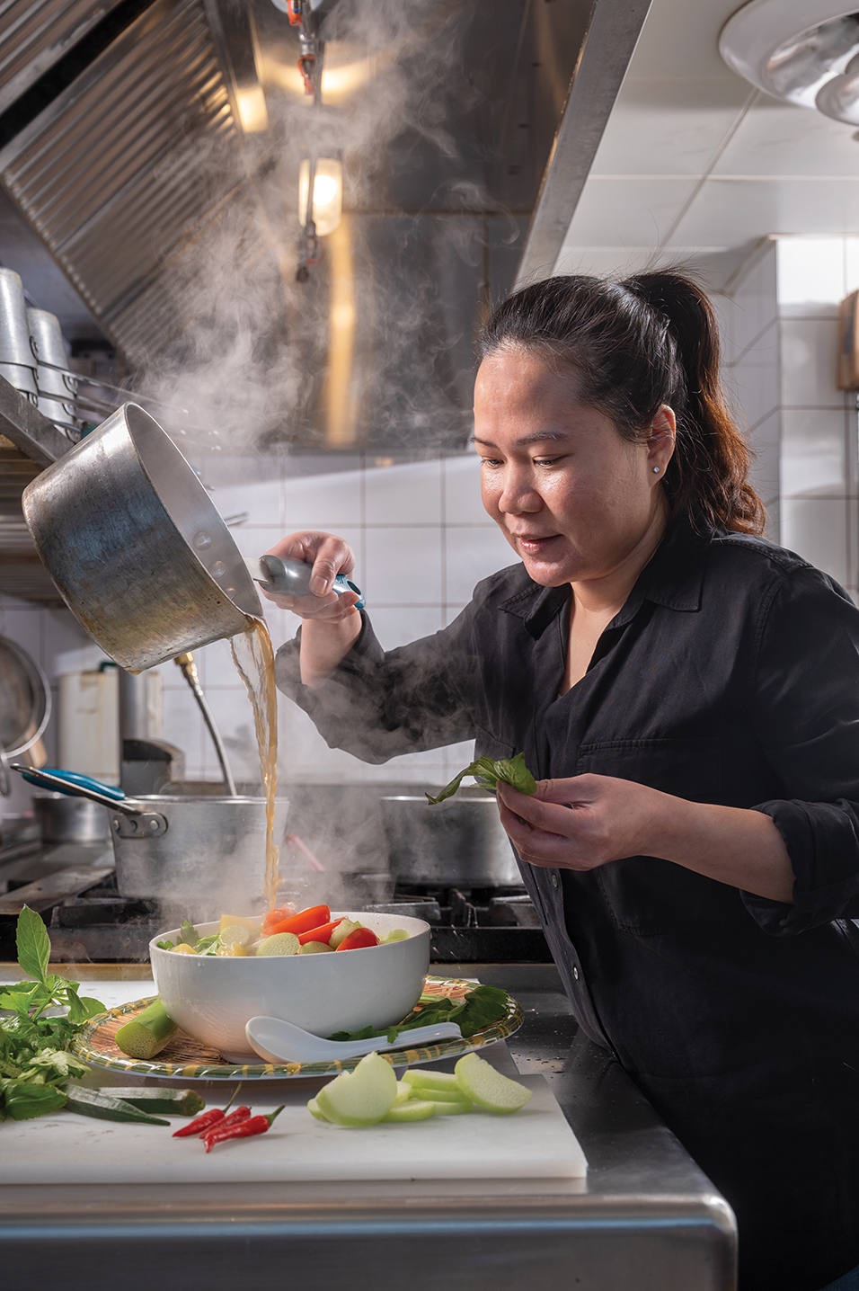 BR_AnChay_PreparingPho_PouringBrothFromPot