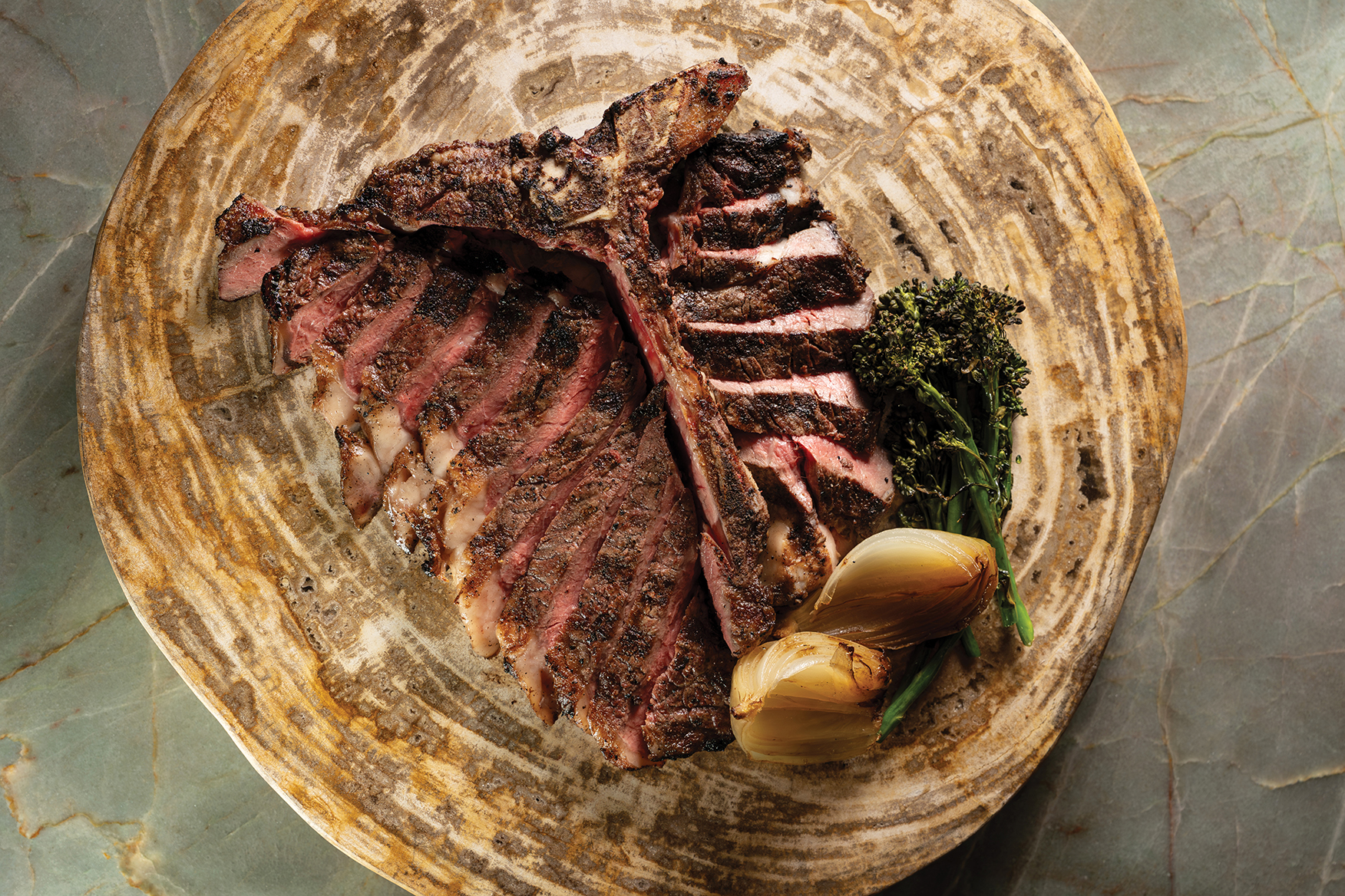 BR_Braven_TBoneSteakonRoundCuttingBoard