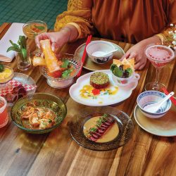 BR_Fus_WoodenTable w Many platesFood