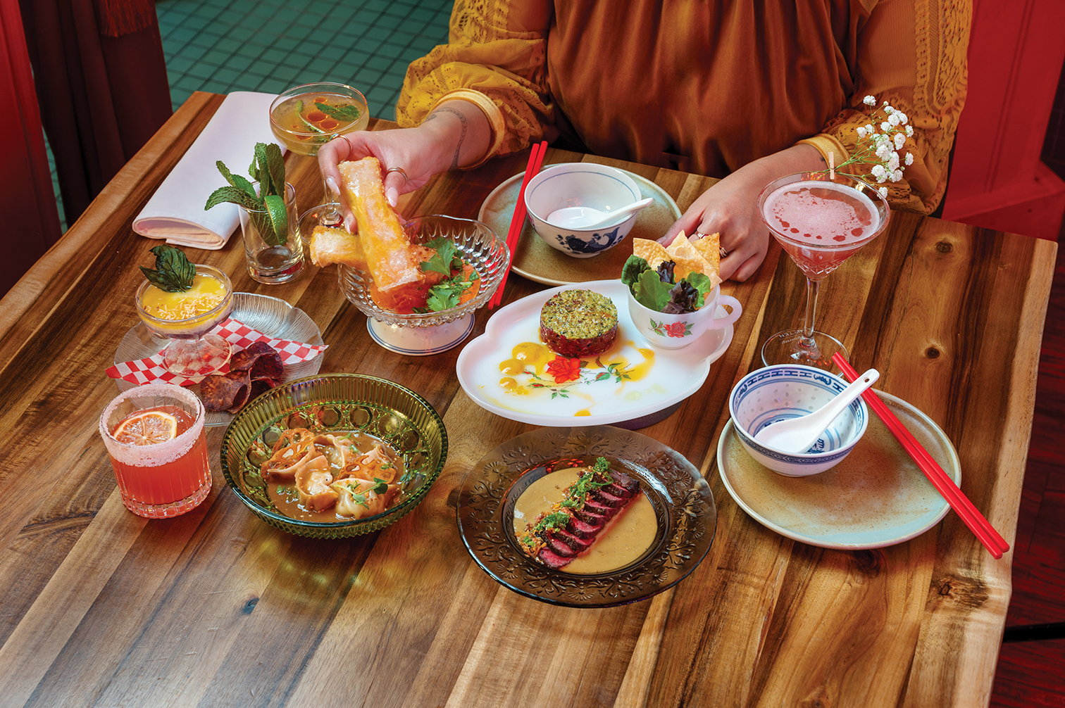 BR_Fus_WoodenTable w Many platesFood