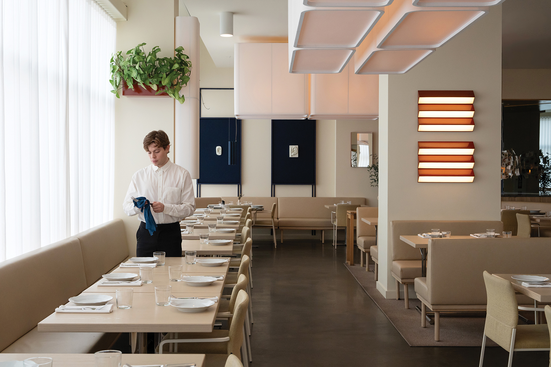 BR_Olia_EmptyRestaurant WServer