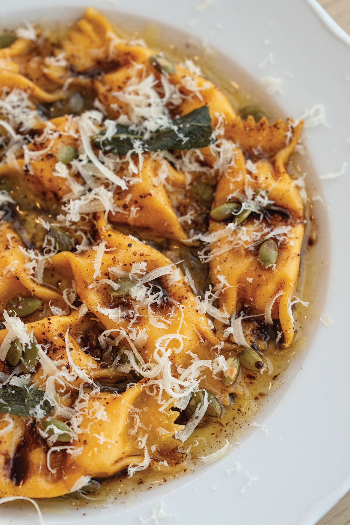 BR_Olia_WhiteBowl_Pasta_gratedCheese