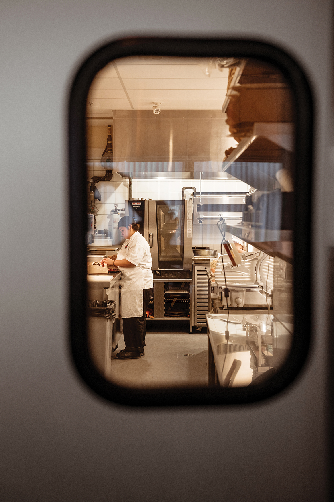 BR_Olia_WindowToKitchen