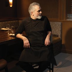 BR_Sabor_LinoOliveria_SittingatBar