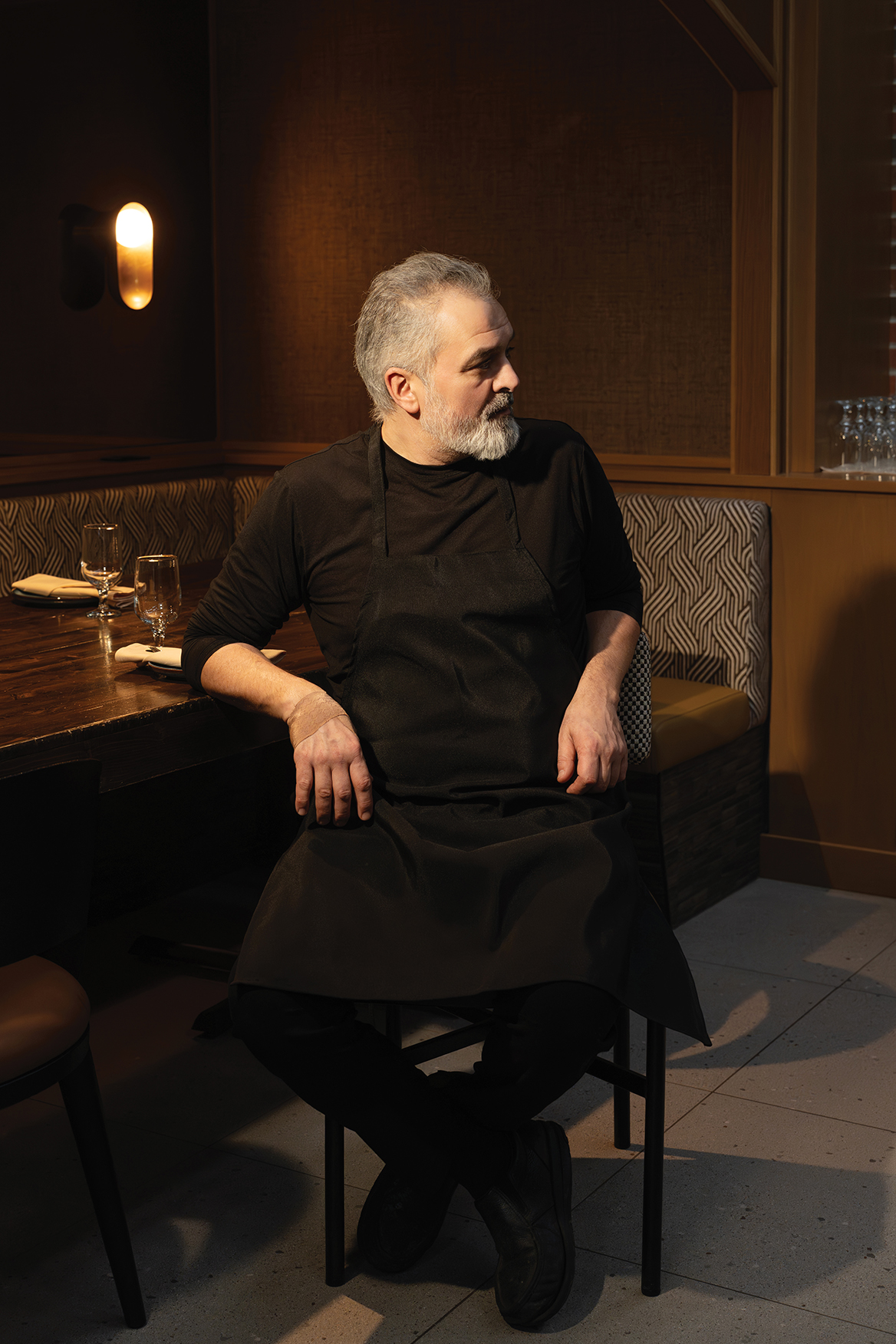 BR_Sabor_LinoOliveria_SittingatBar