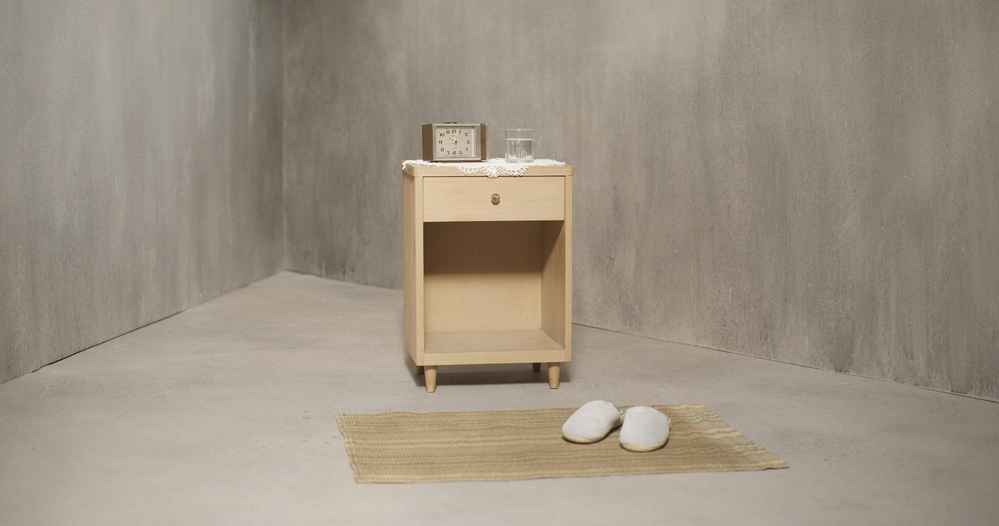 Bedside_table_and_slippers