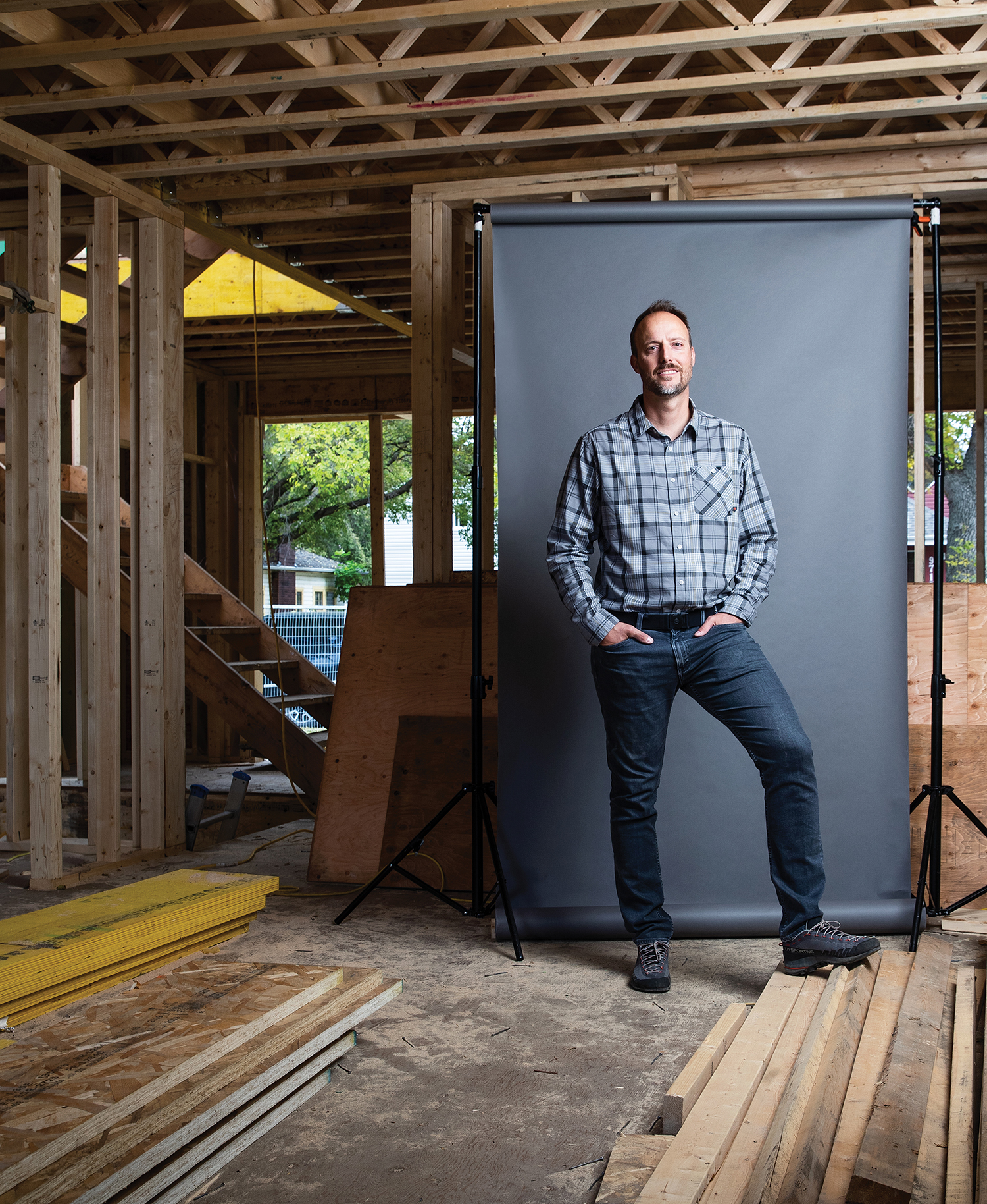 Business_AndrewHarbinson_Standing_WithScreenBehind