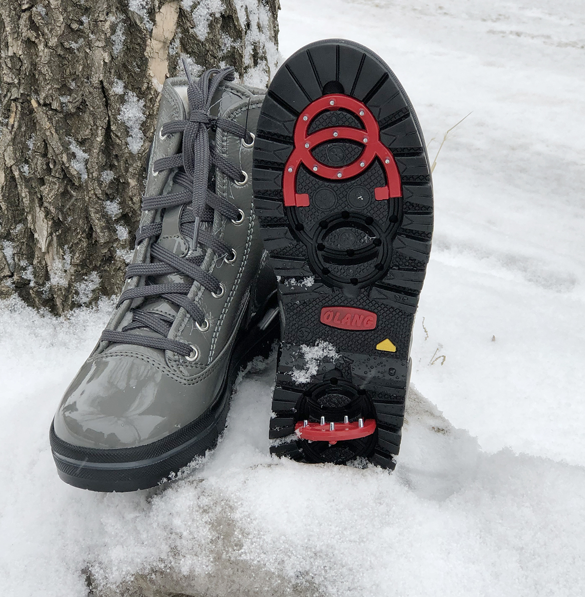 Snow boots with a grip system