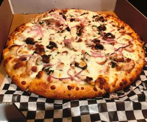 Carbonara pizza with grilled chicken, bacon and caramelized onion