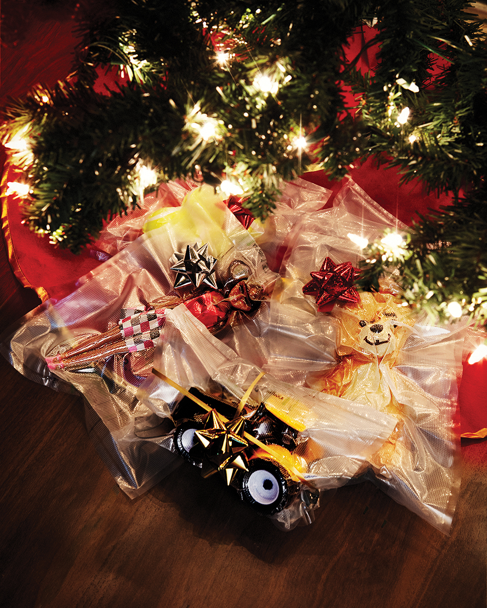 EdifyXmas_UnderXmasTree_GiftsInCellowrap