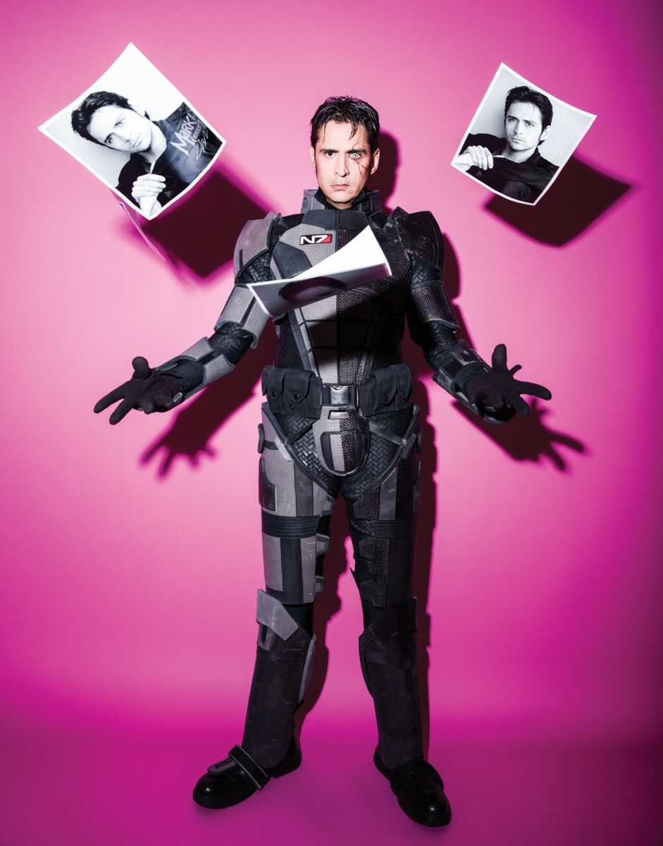 Mark Meer juggles