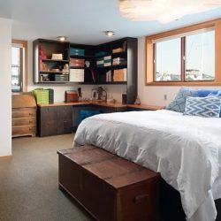 Houseboat main bedroom