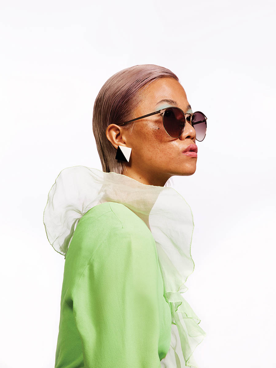 Look_Model_GreenShirt_WhiteRuffle_SideView