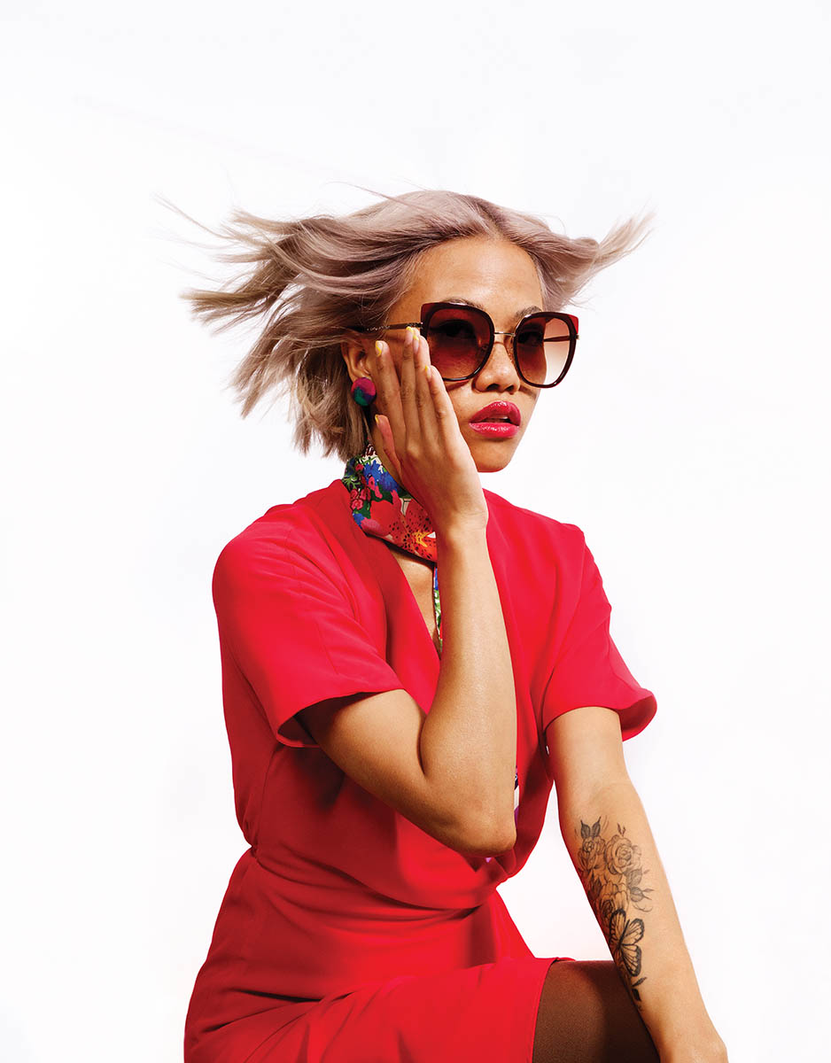 Look_Model_RedShirt_HandUpToSunglasses_WindInHair