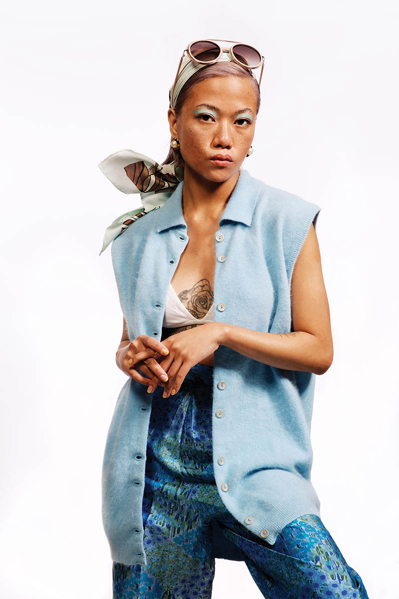 Look_Model_SunGlassesOnHead_SleevelessBlueShirt_Jeans