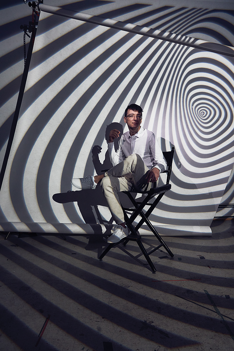 Mikolaj_Raszek_SittingDirectorsChair_BlackAndWhiteCircleLight Mikolaj_Raszek_SittingDirectorsChair_BlackAndWhiteCircleLight