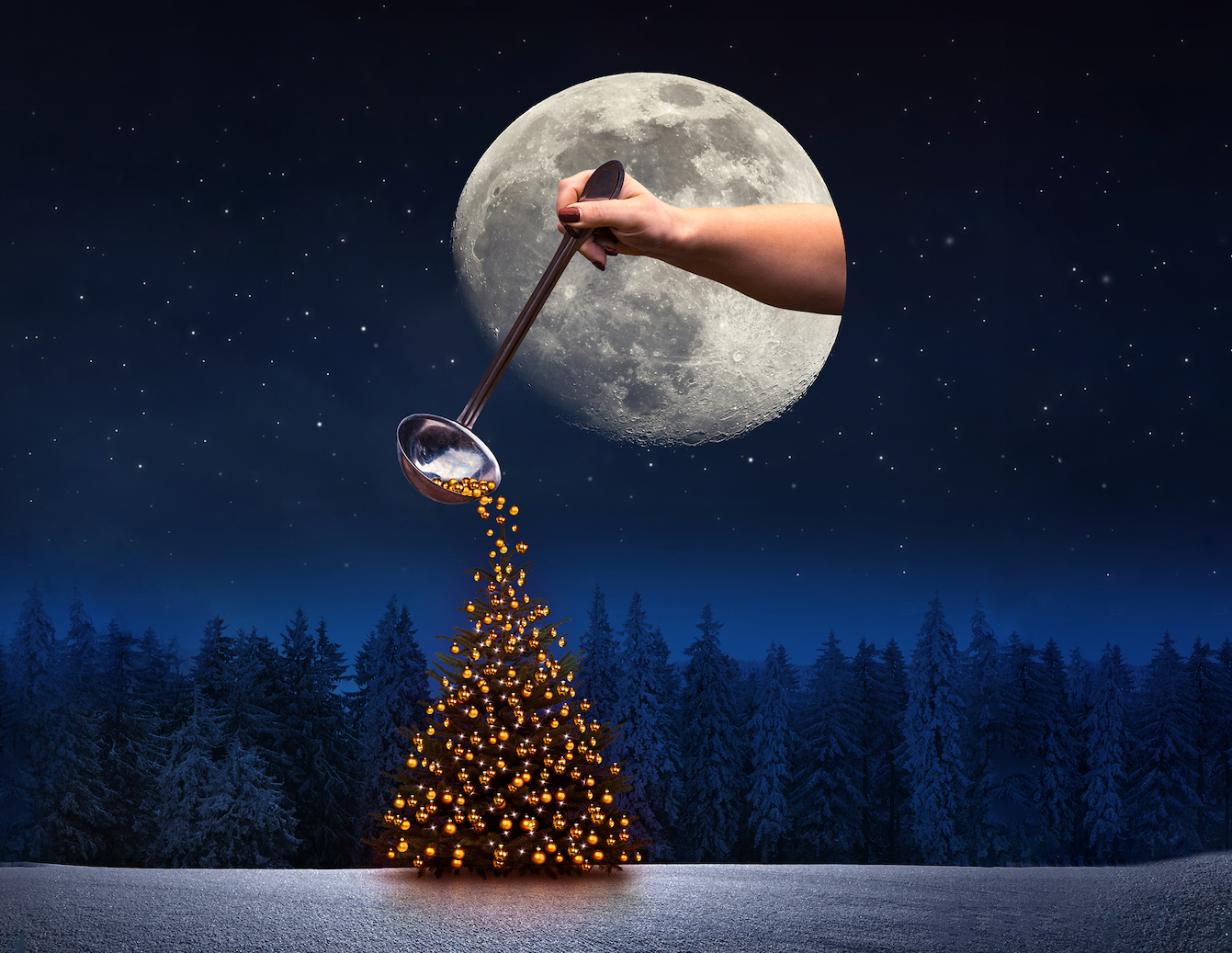 Leuchtender Weihnachtsbaum im Schnee bei Nacht an Heiligabend