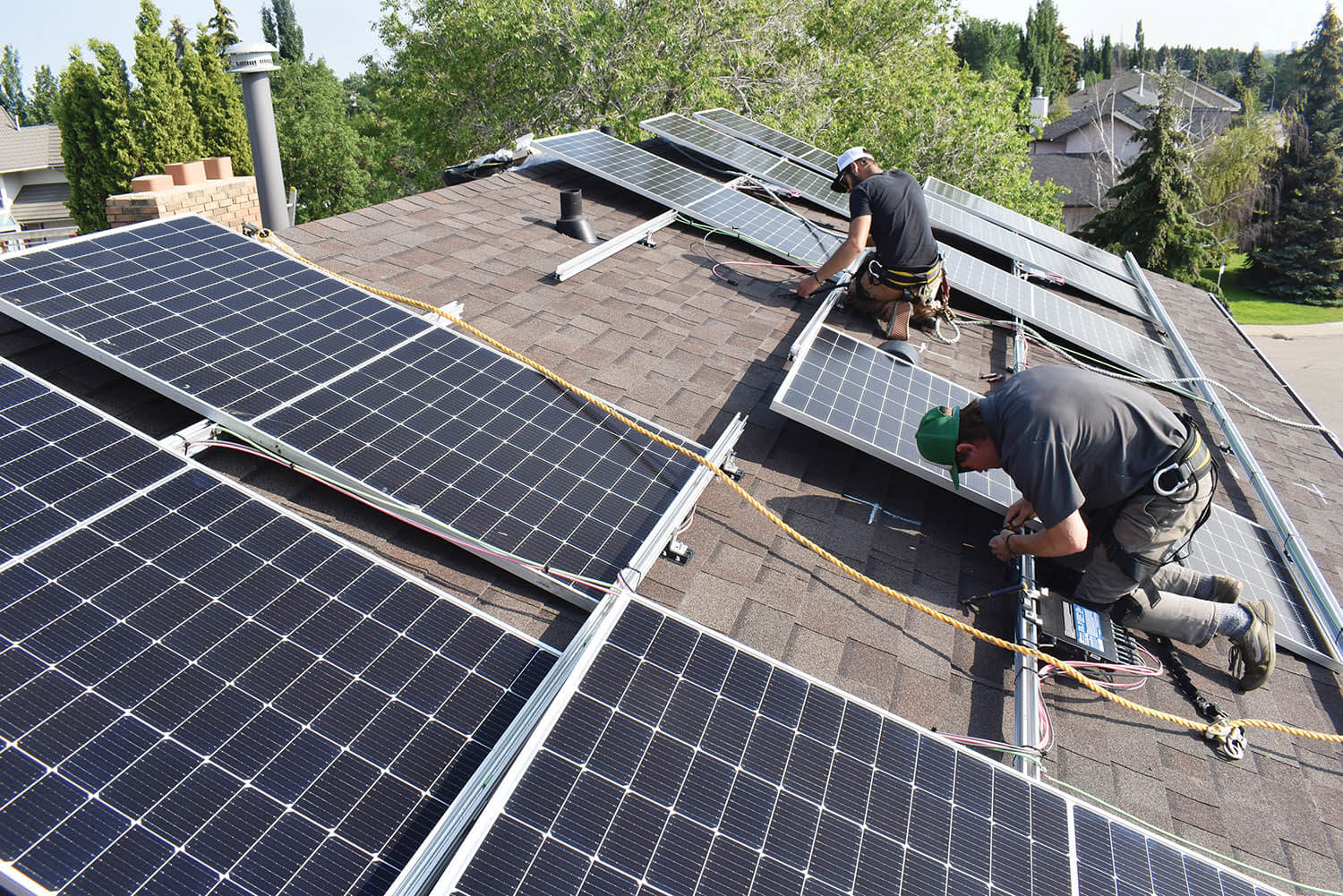 SolarPanels_LayingInPanels_OnRoof