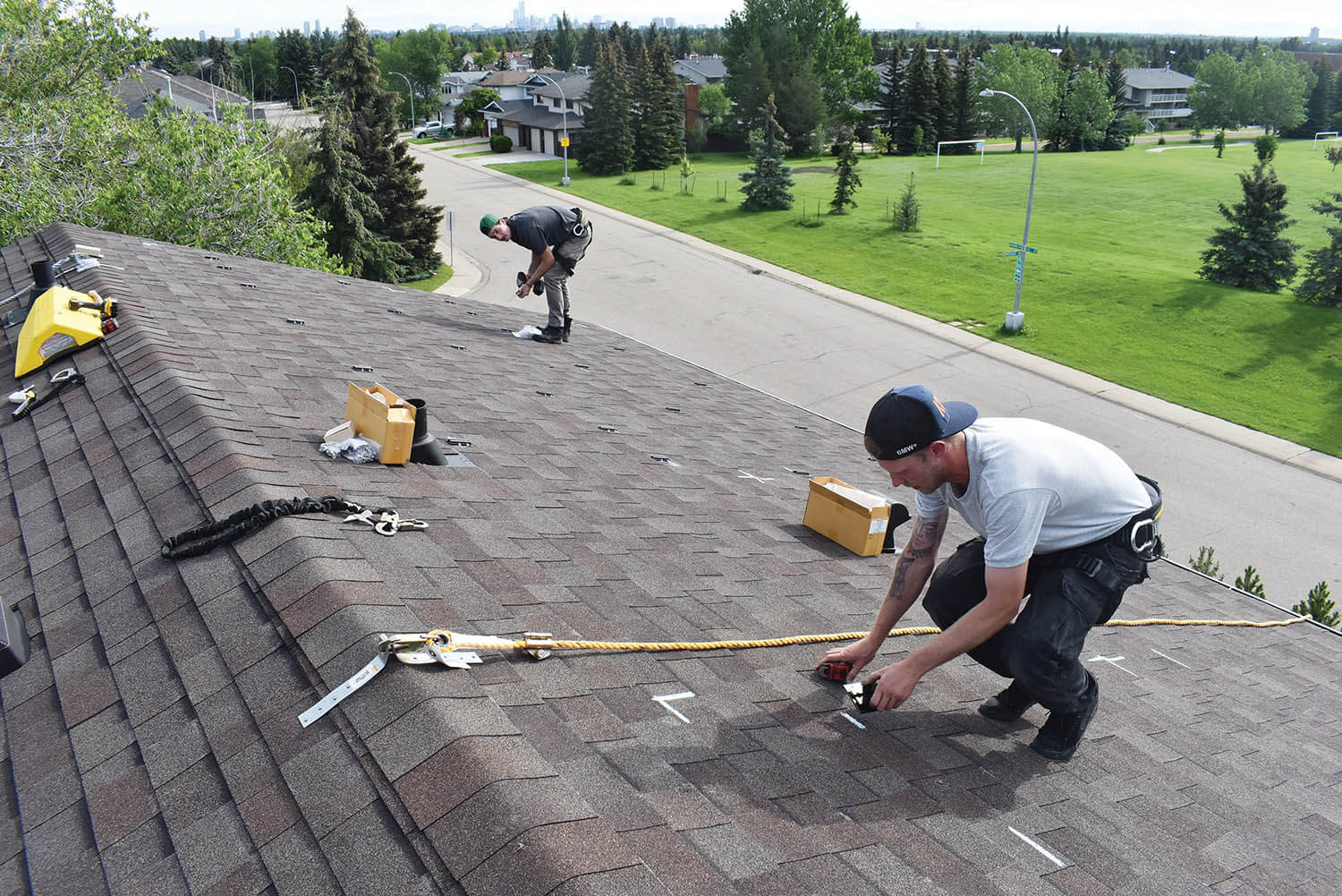 SolarPanels_WorkersOnHouseRoof