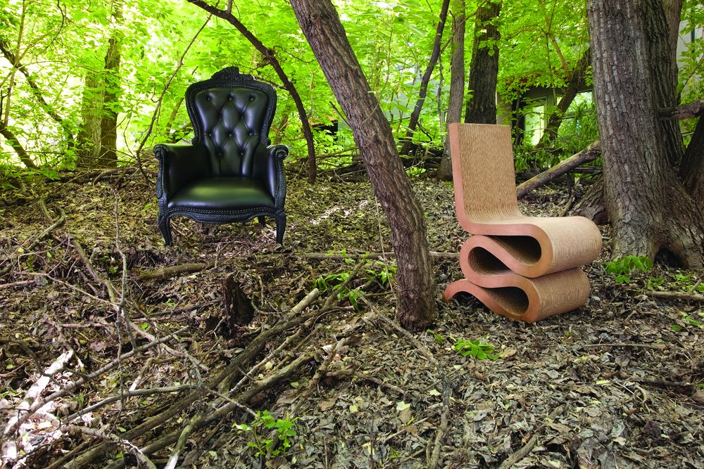 Left: Smoke Armchair by Maarten Baas, wood and clear epoxy resin, 2004.
Right: Frank Gehry, Wiggle chair, cardboard and masonite, 1971.